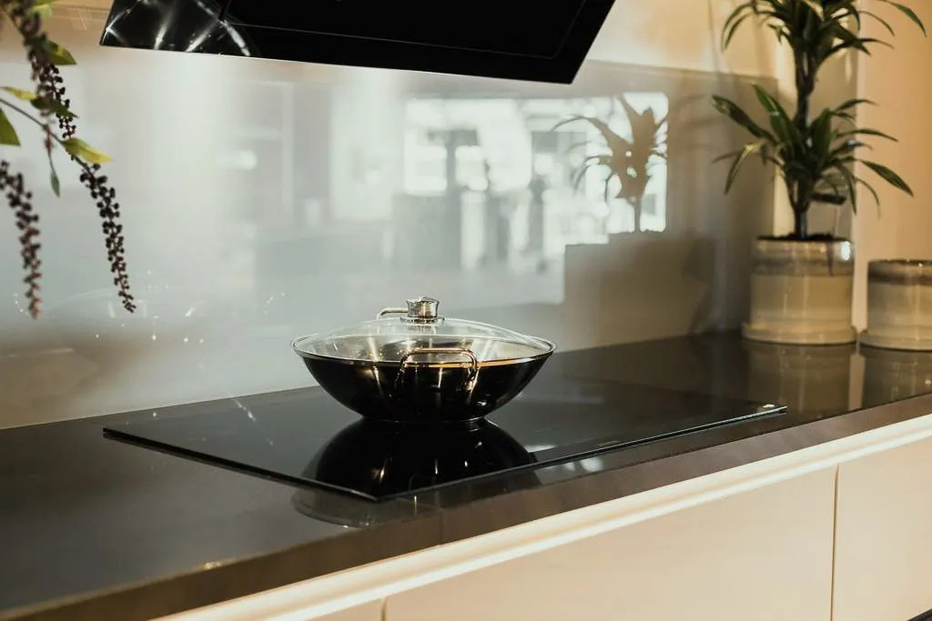 Glazen rugwand op maat in een keuken