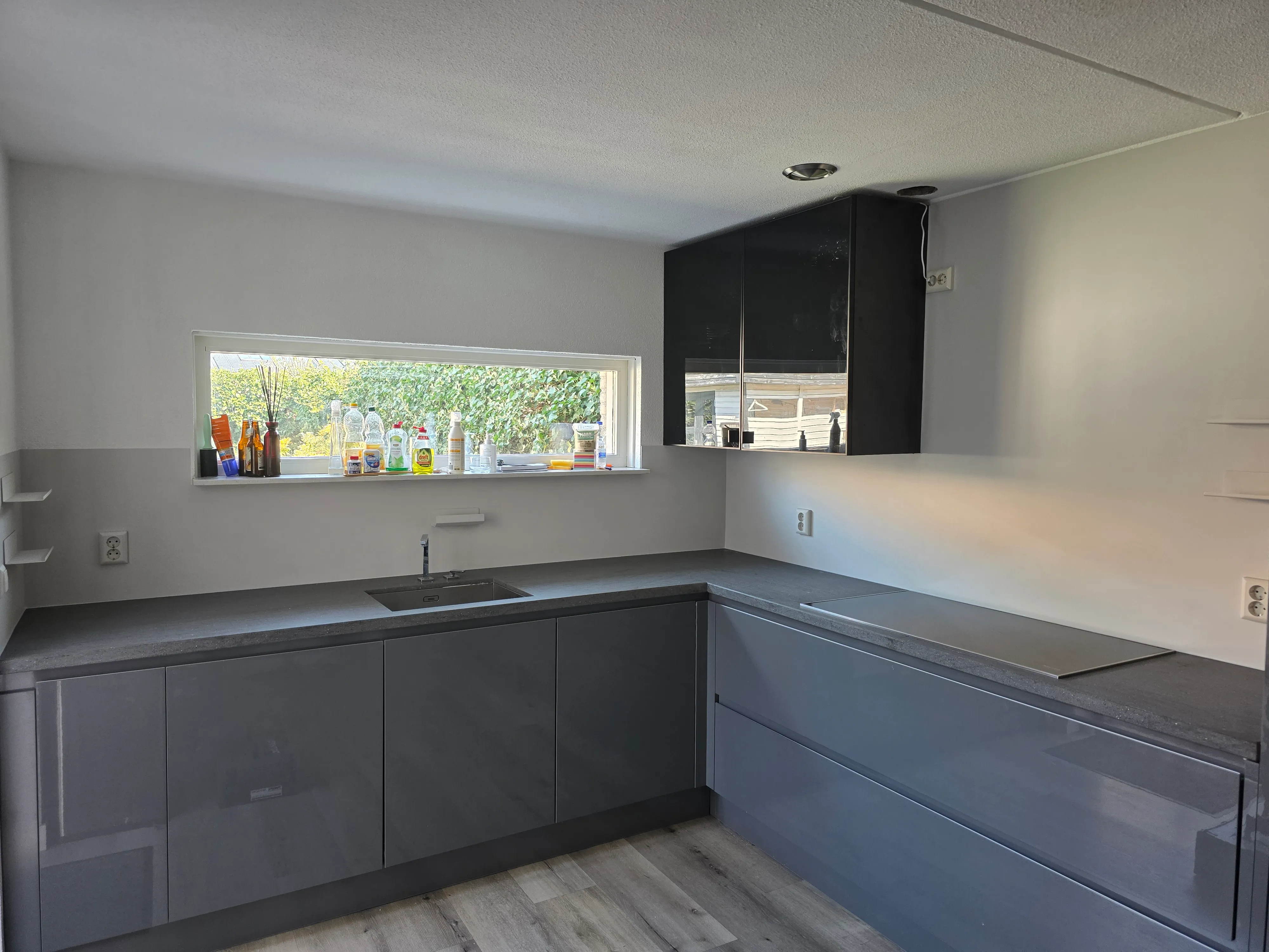 Grijze keuken met een naadloze greige Steel Magnetic rugwand en magnetische accessoires