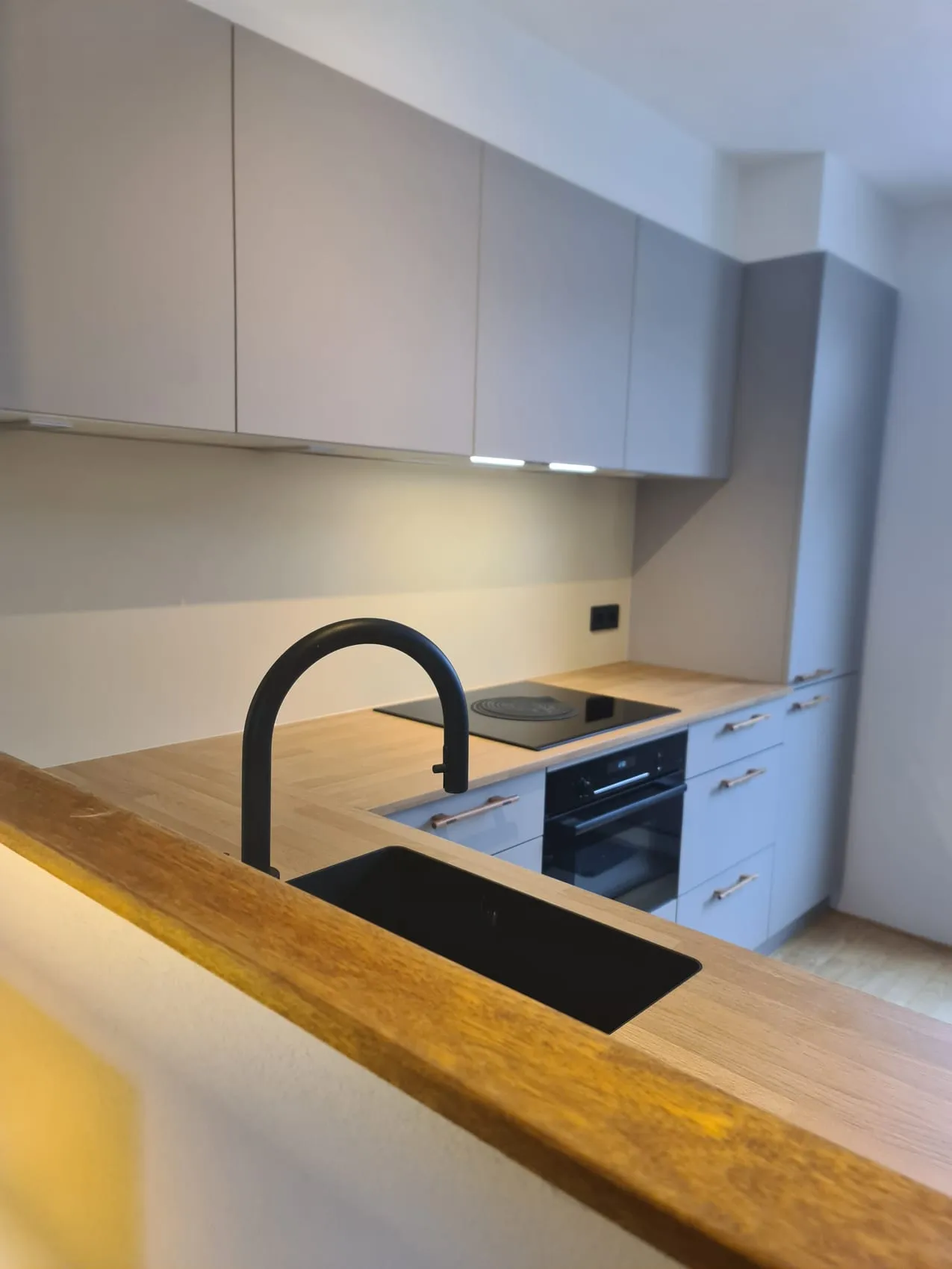 Beige rugwand op een beschadigde muur, zonder breek- en stucwerk — na de plaatsing