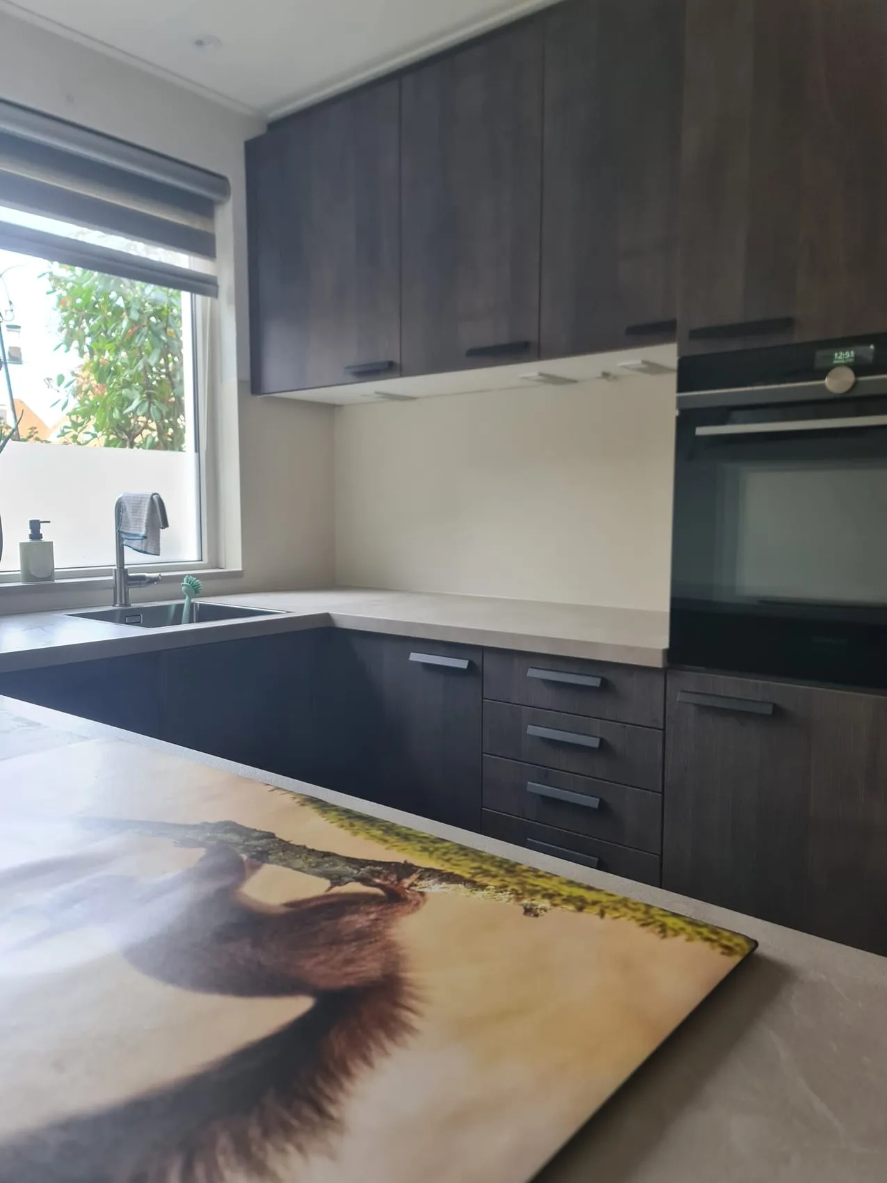 Crèmekleurige rugwand rond een bijzonder hoekig raam — na de plaatsing