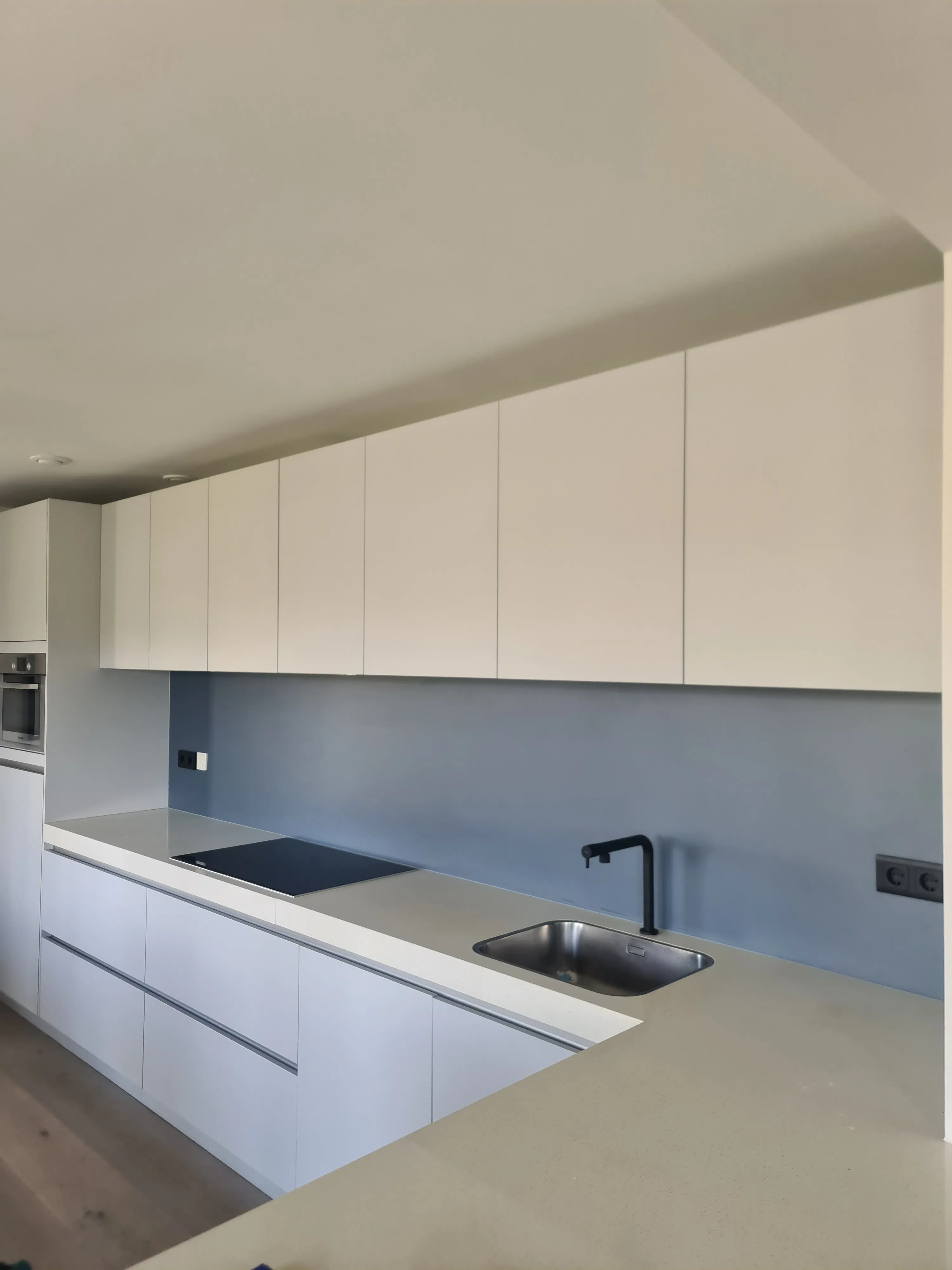 Een blauwe rugwand voor een prachtige lichte keuken — na de plaatsing