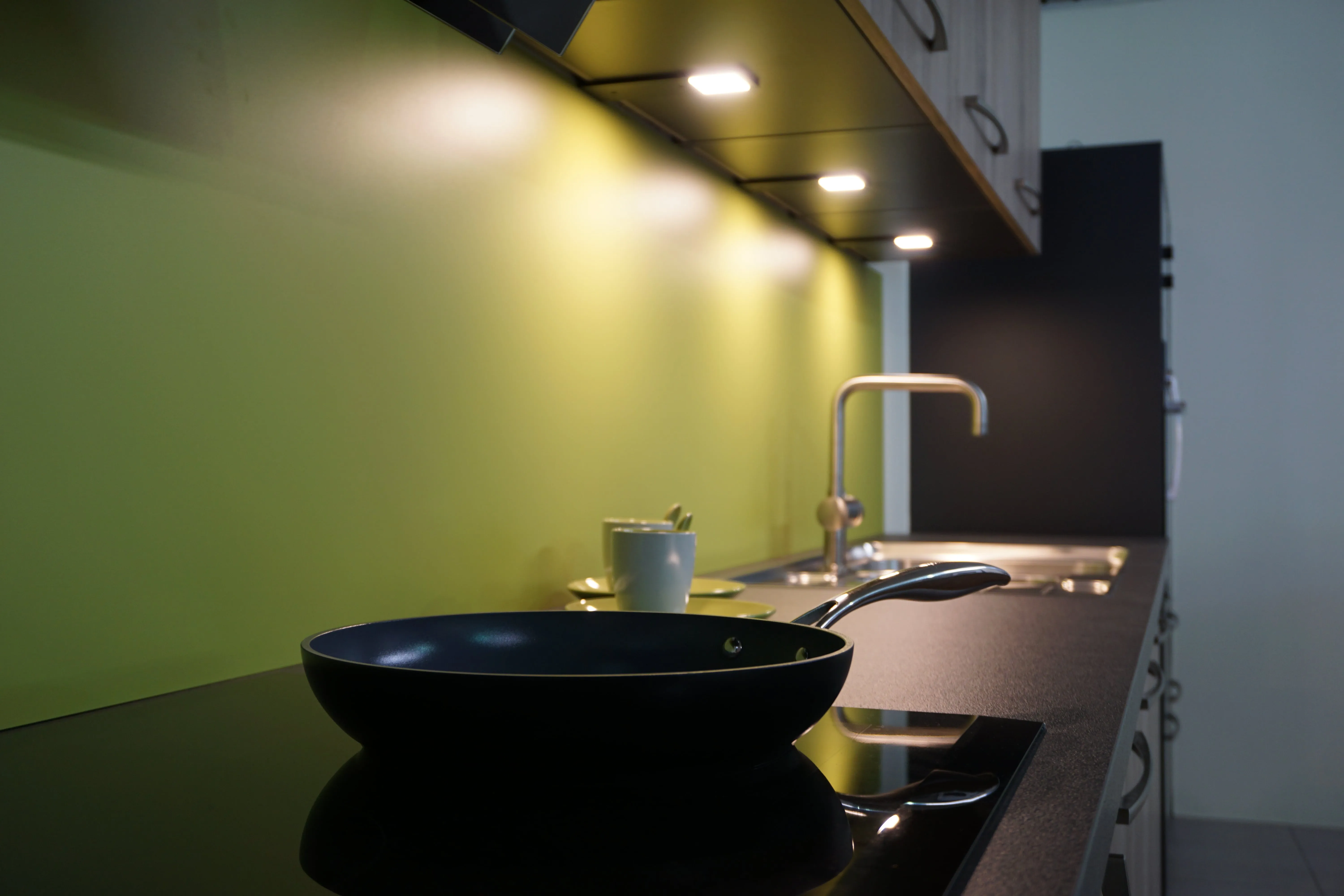 Aluminium Excellent rugwand op maat in een moderne keuken