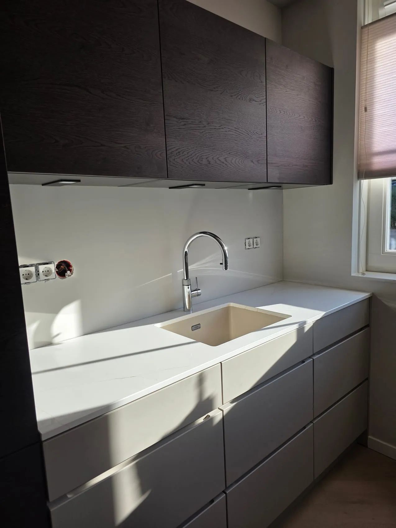 Een groene rugwand als kleuraccent — voor de plaatsing