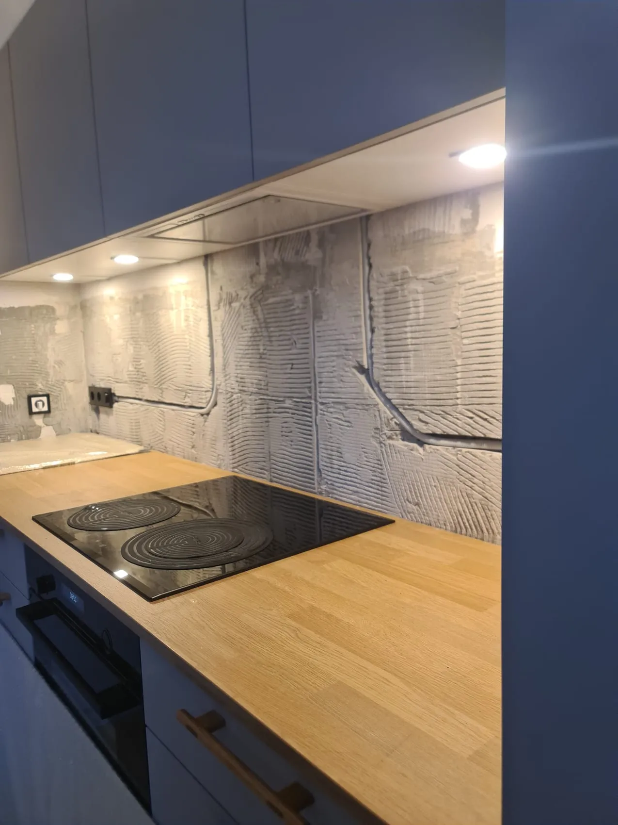 Beige rugwand op een beschadigde muur, zonder breek- en stucwerk — voor de plaatsing