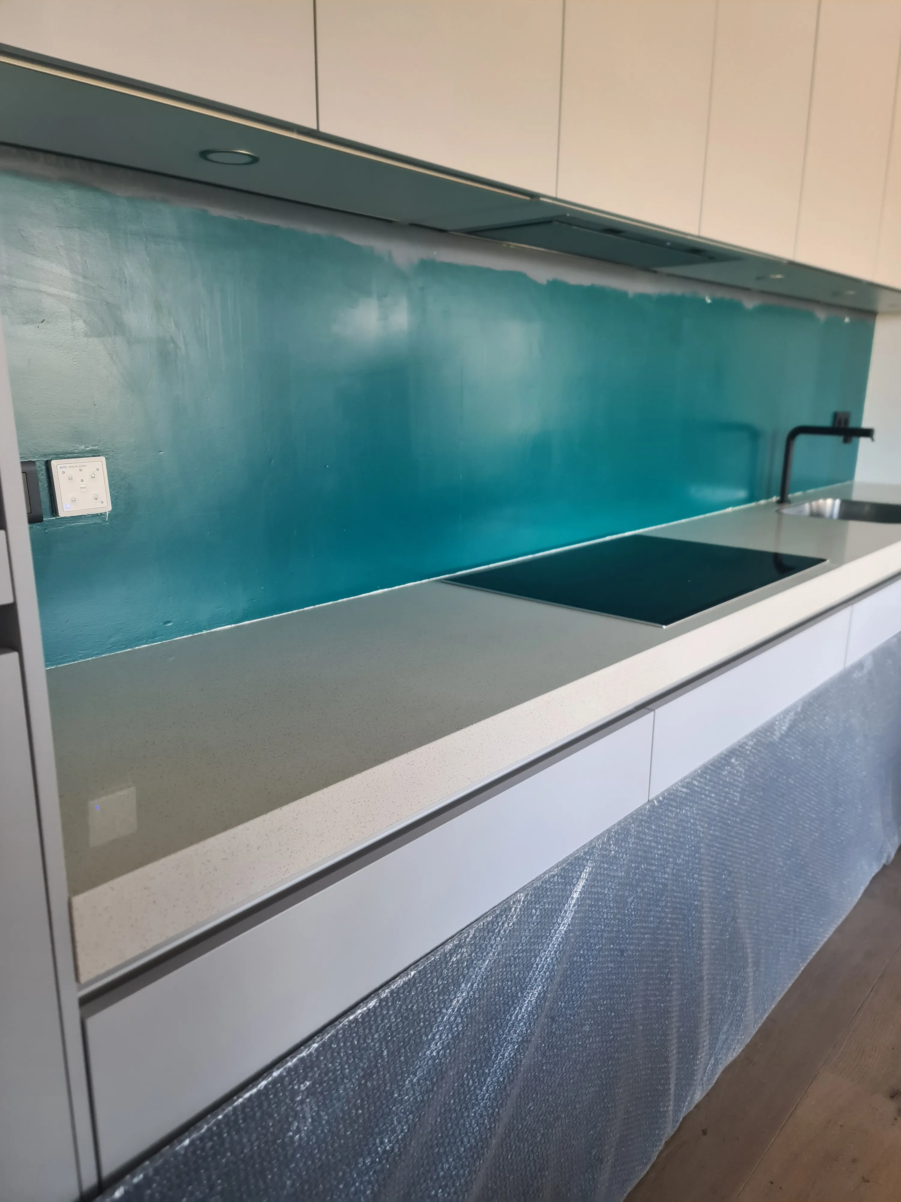 Een blauwe rugwand voor een prachtige lichte keuken — voor de plaatsing
