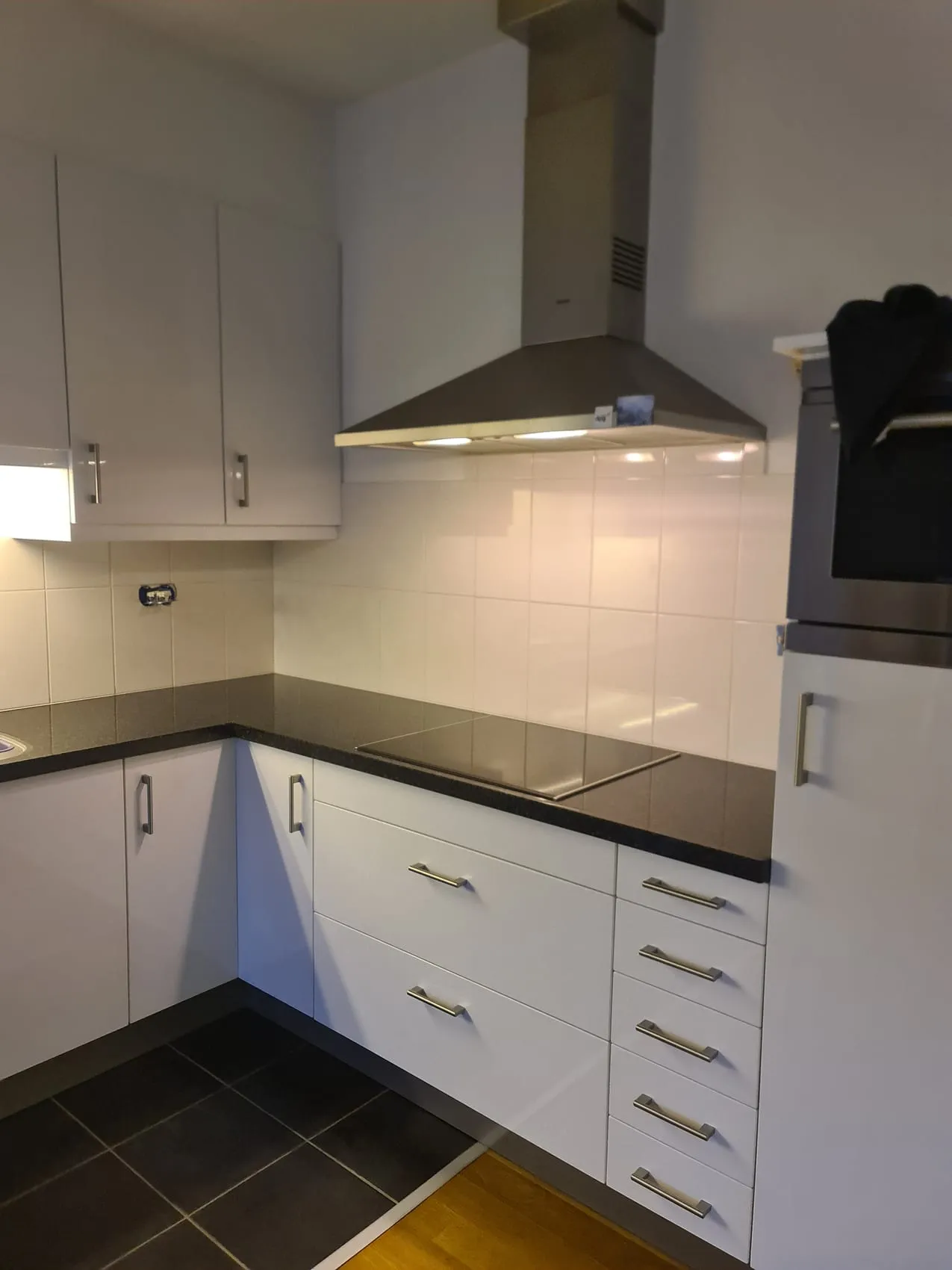 Naadloze licht groene rugwanden in een frisse witte keuken — voor de plaatsing