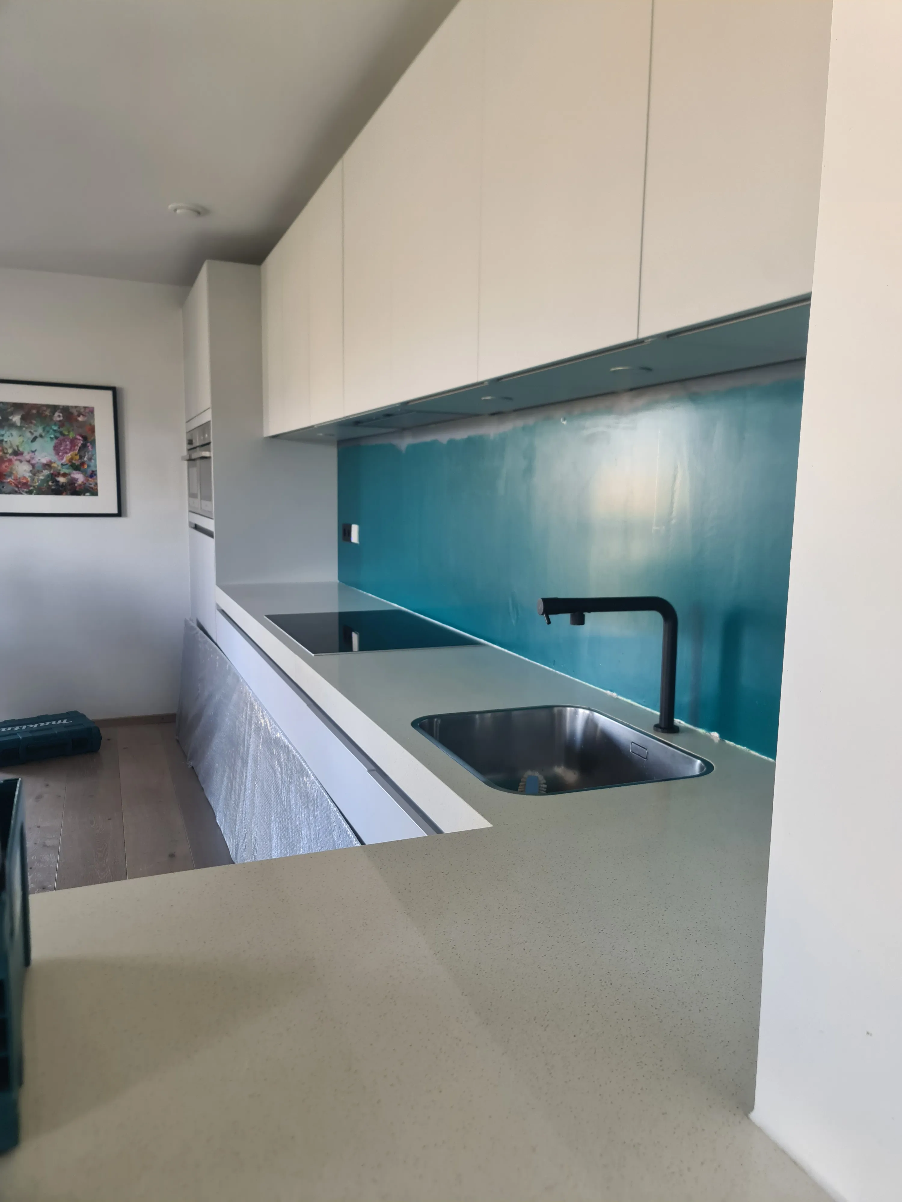Een blauwe rugwand voor een prachtige lichte keuken — voor de plaatsing