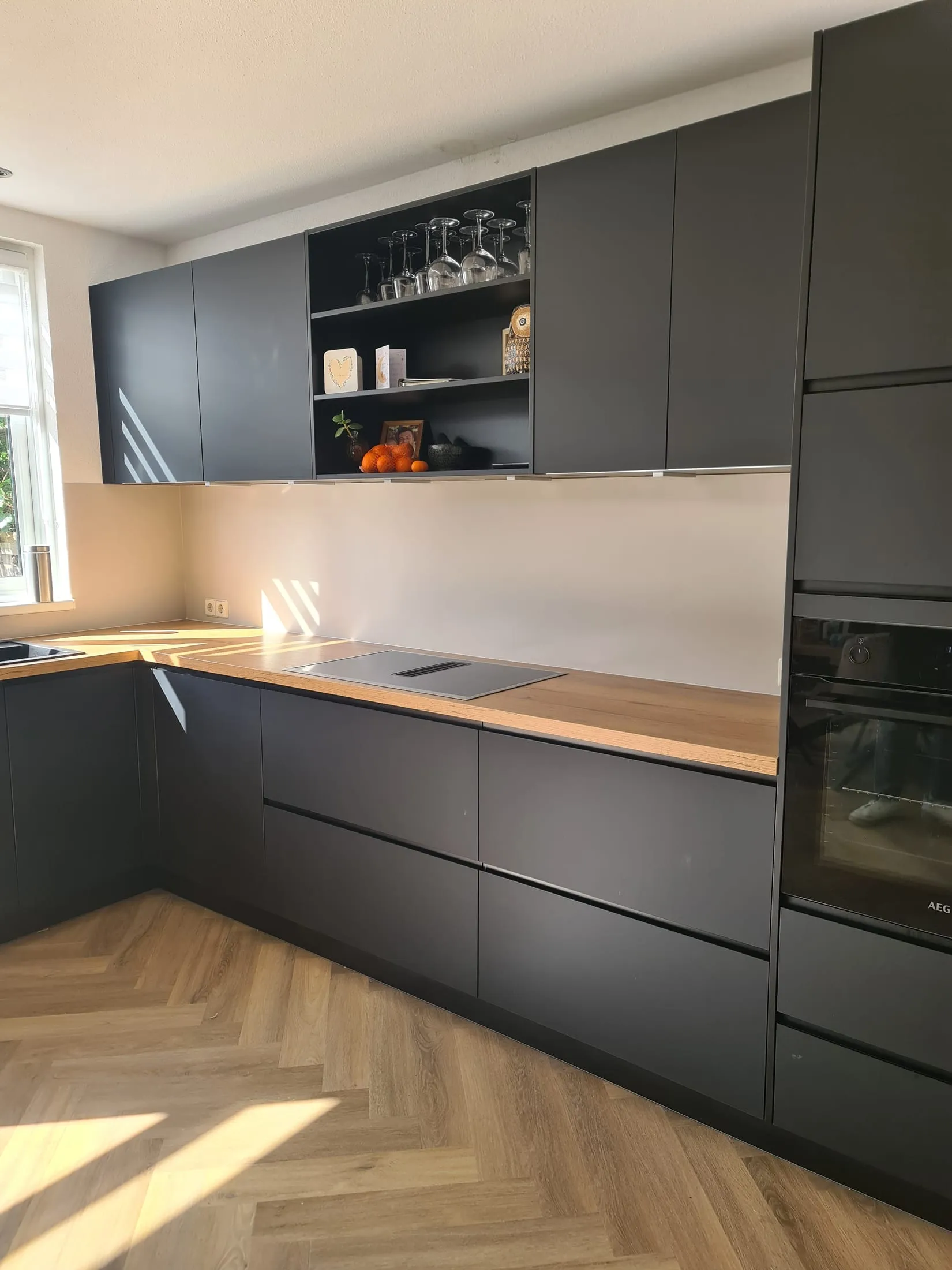Naadloze rugwand op maat in een moderne keuken