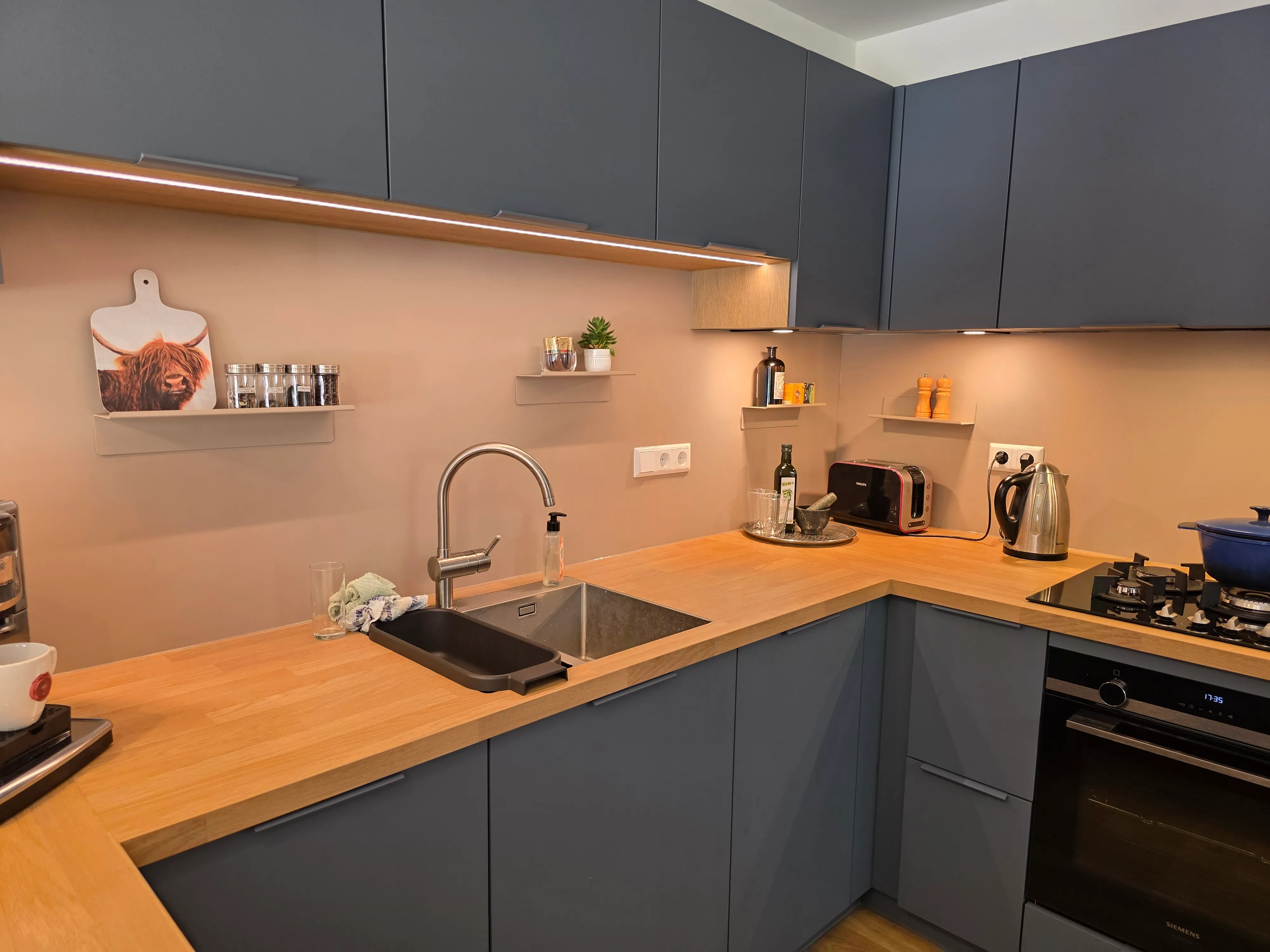 Steel Magnetic™ rugwand met magnetische accessoires in een keuken